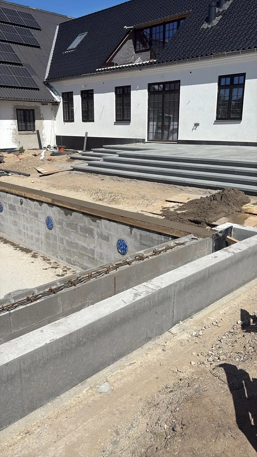 Poolkonstruktion og terrasse set fra siden.