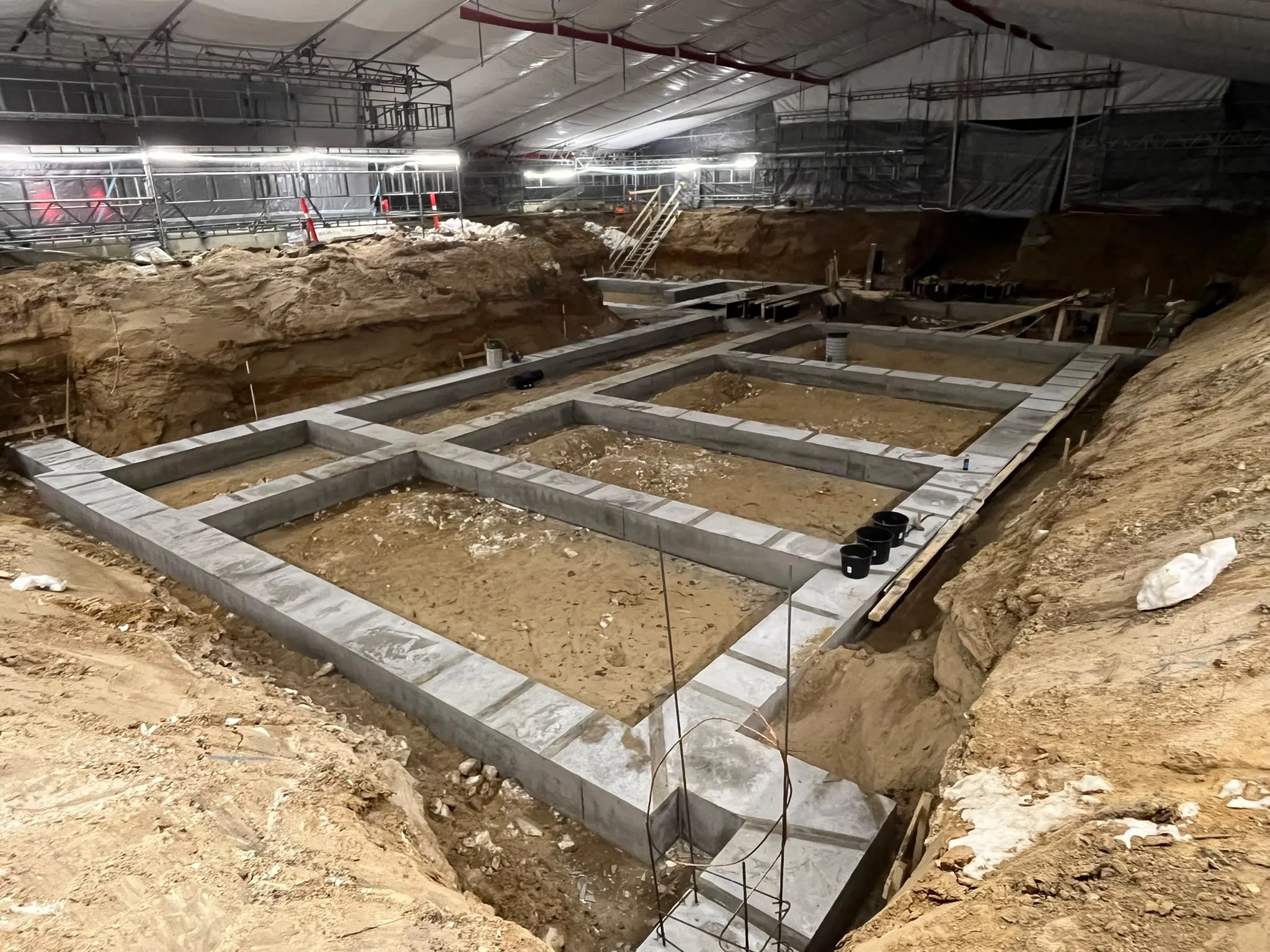 Støbte fundamenter med åbne felter imellem.