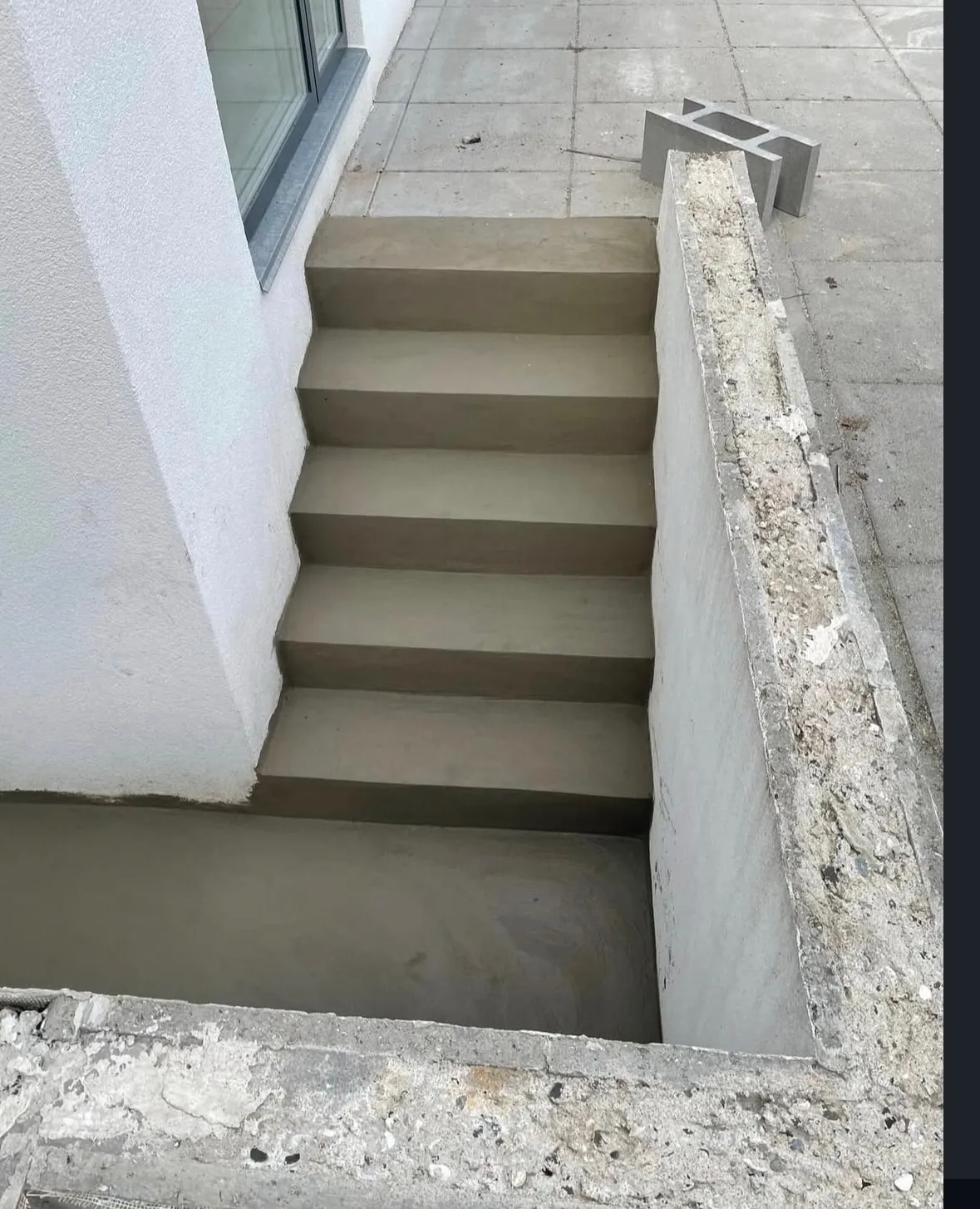 Betontrappe og tilstødende konstruktion under arbejde.