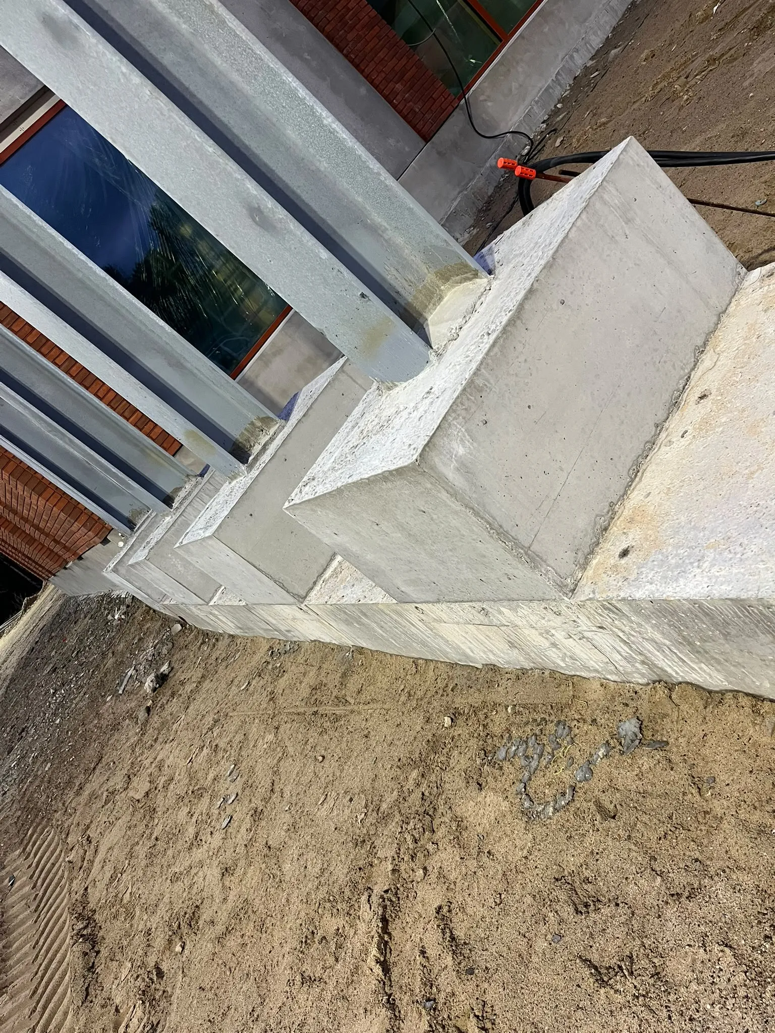 Detalje af et betonfundament ved en stålsøjle.